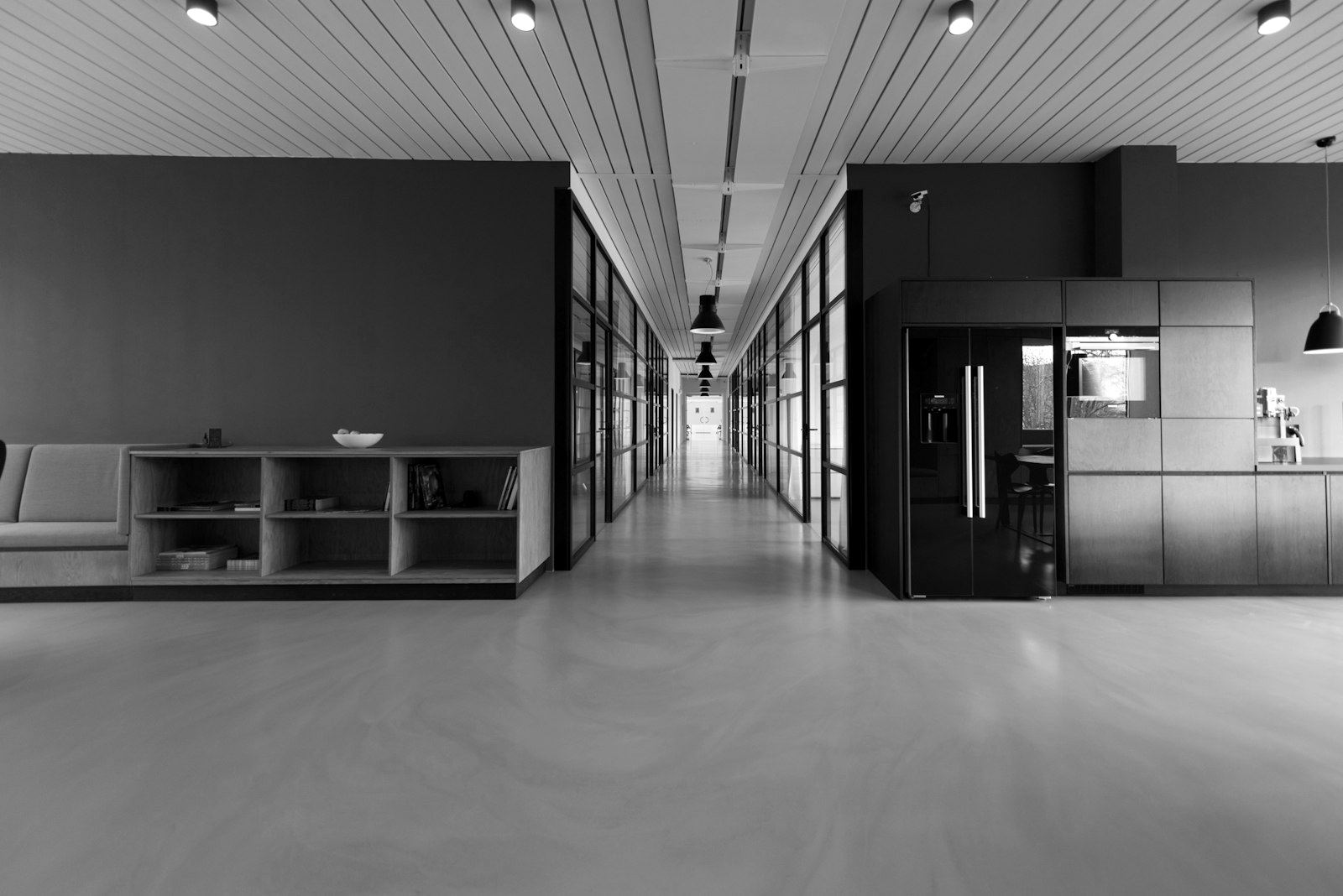 Modernes, reduziertes Büro
